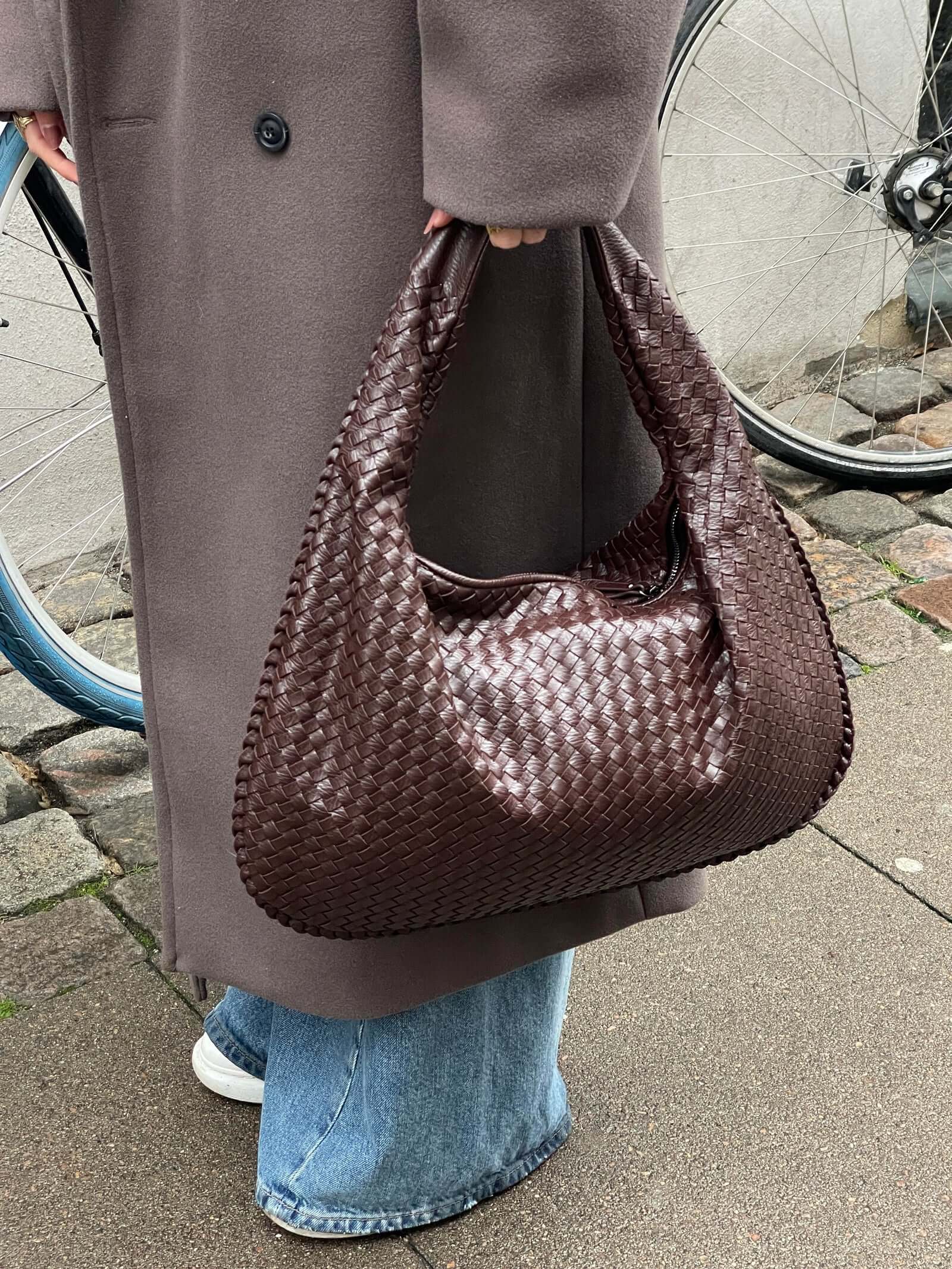 TRIANNA – WOVEN SHOULDER BAG