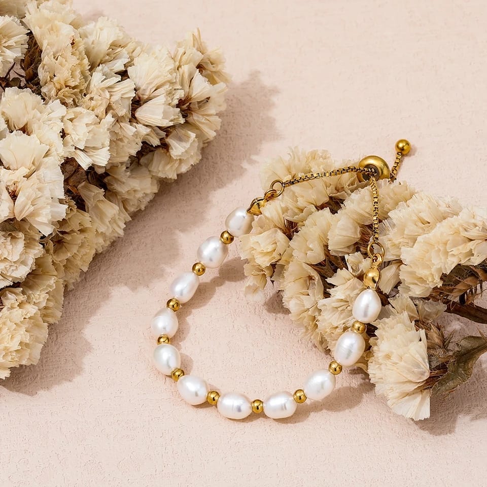 Elegant Pearl and Gold Bracelet